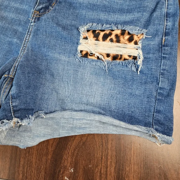 Judy Blue Distressed Jean Shorts Stretchy Denim Animal Print Accent Size 3XL - Picture 13 of 15